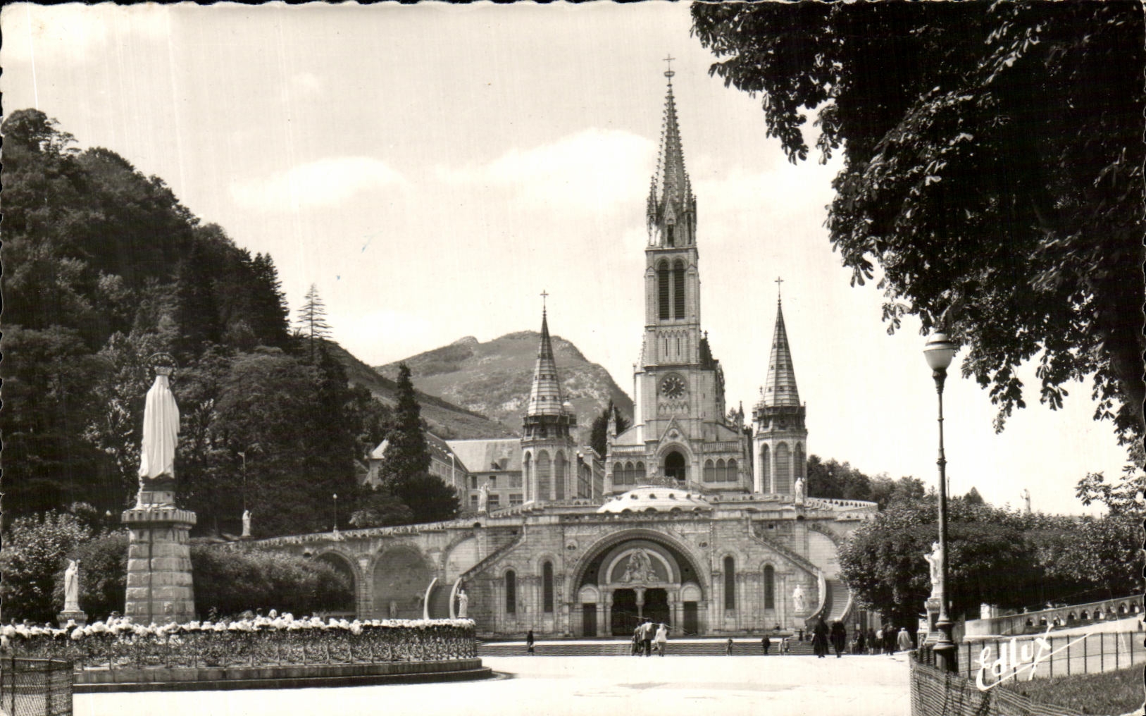CPA Lourdes La Basllique Et Le Vierge Couronnee