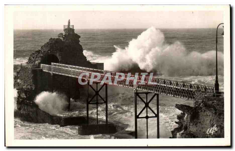 CPA Biarritz Le Rocher De La Viege Par Gros temps