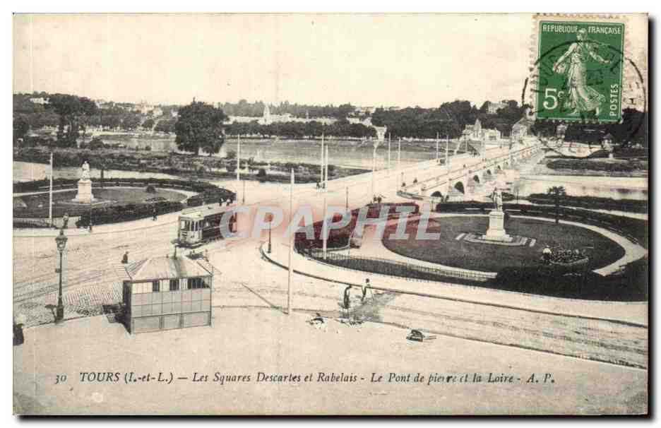 CPA Tours Les Squares Descartes et Rabelais Le Pont de pierre et la Loire