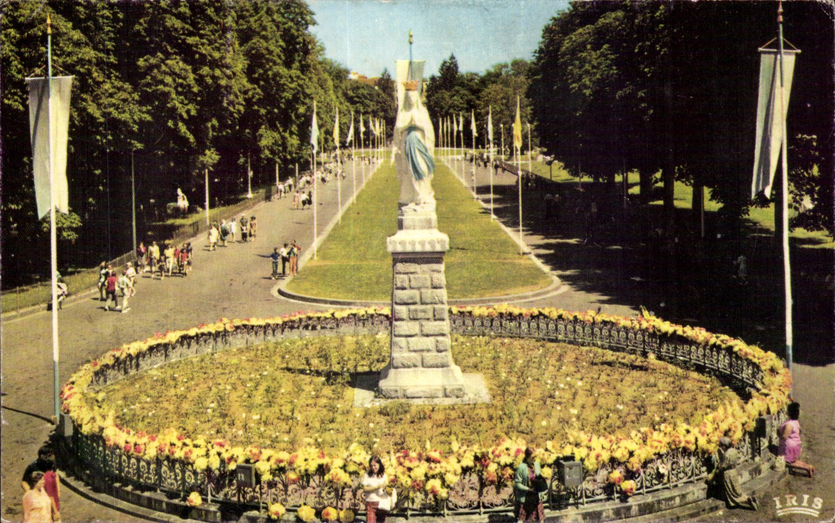 CPSM Lourdes La Vierge Couronnee 