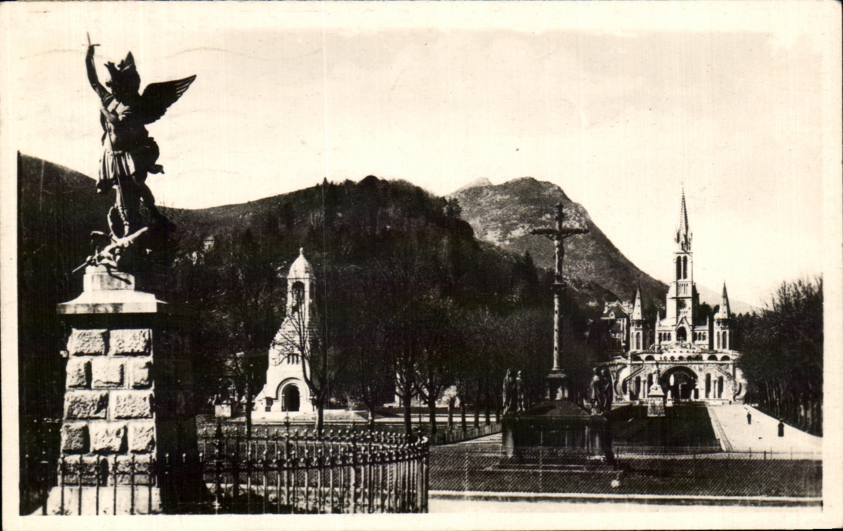 CPA Lourdes La Basilique St Michel et L'Esplanade
