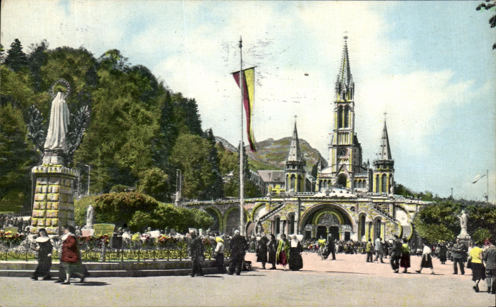 CPA Lourdes La Basilique la Vierge Couronne et l'esplanade