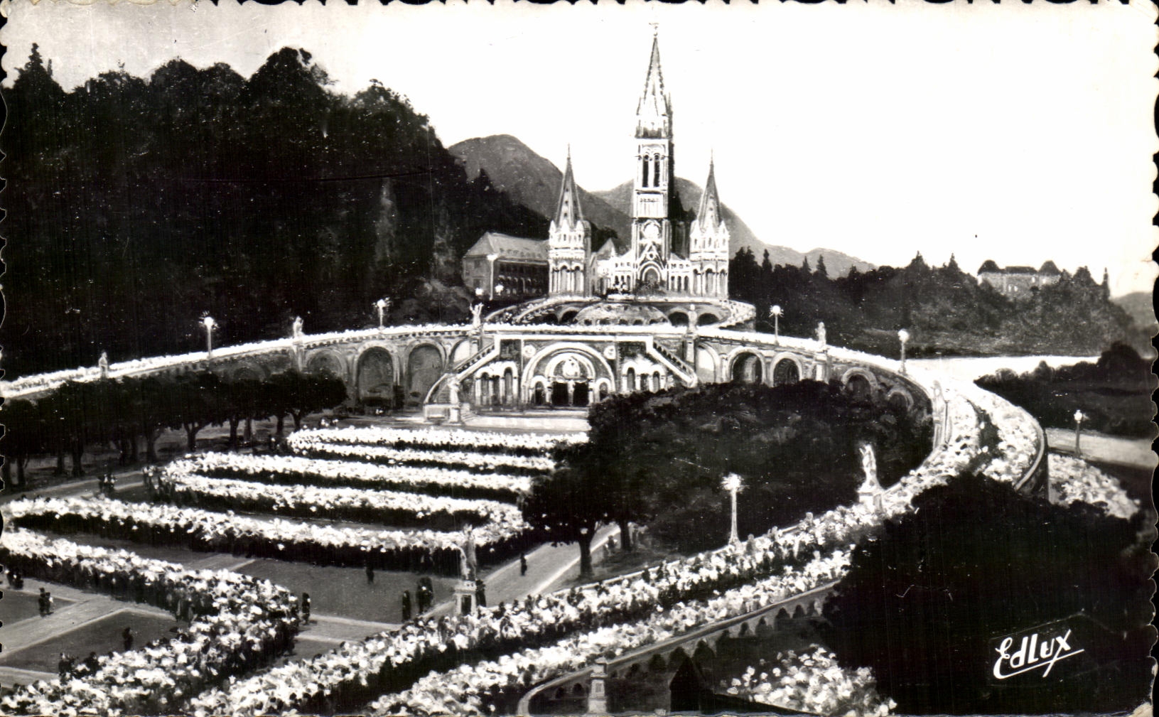 CPA Lourdes La Basilique Illuminee et la Procession aux Flambeaux