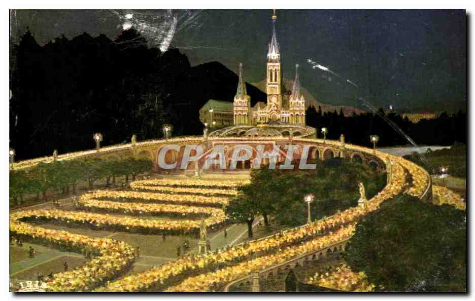 CPA Lourdes La Basilique Illuminee et la Procession aux Flambeaux
