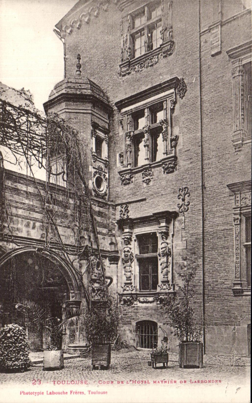 Toulouse — Cour de l'Hôtel Maynier de Lasbordes — Phototypie Labouche Frères, n°23