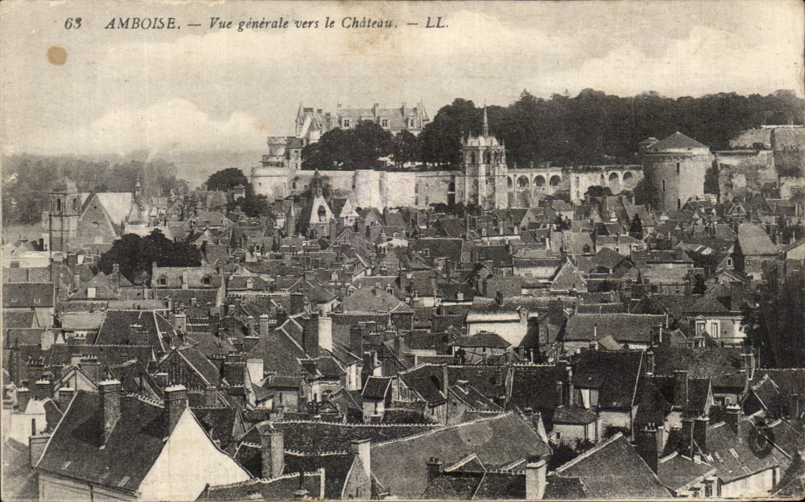 CPA Amboise Vue Generale Vers le Chateau