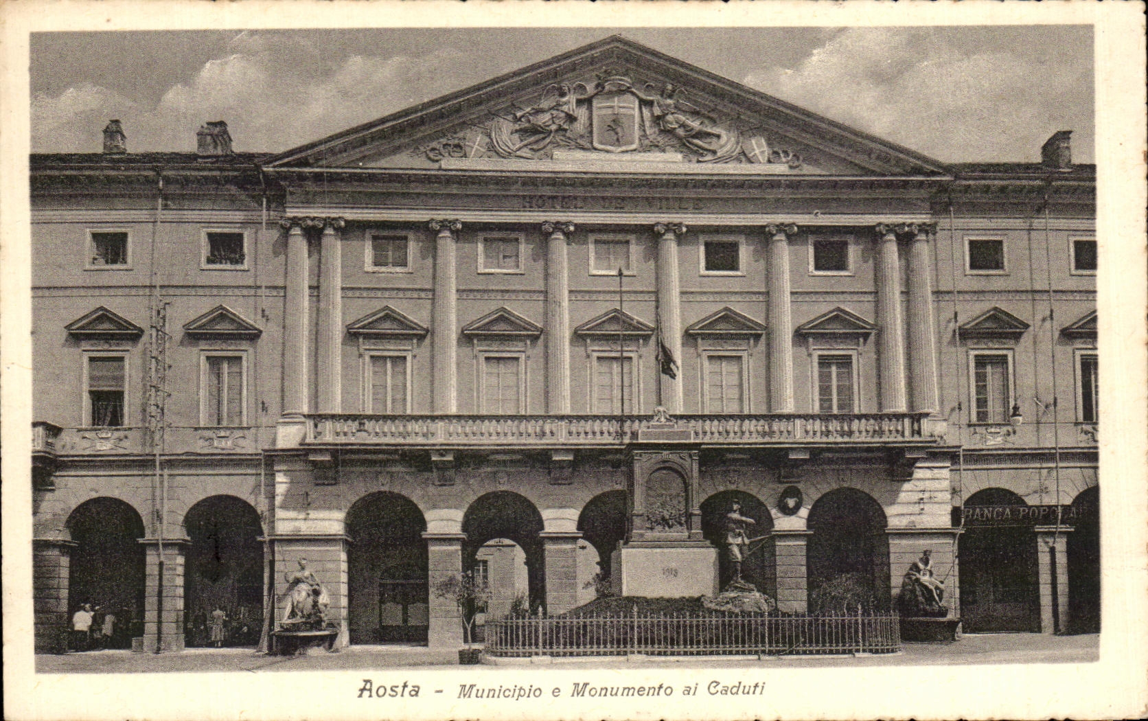CPA Aosta Municiplo e Monumento al Cadufi