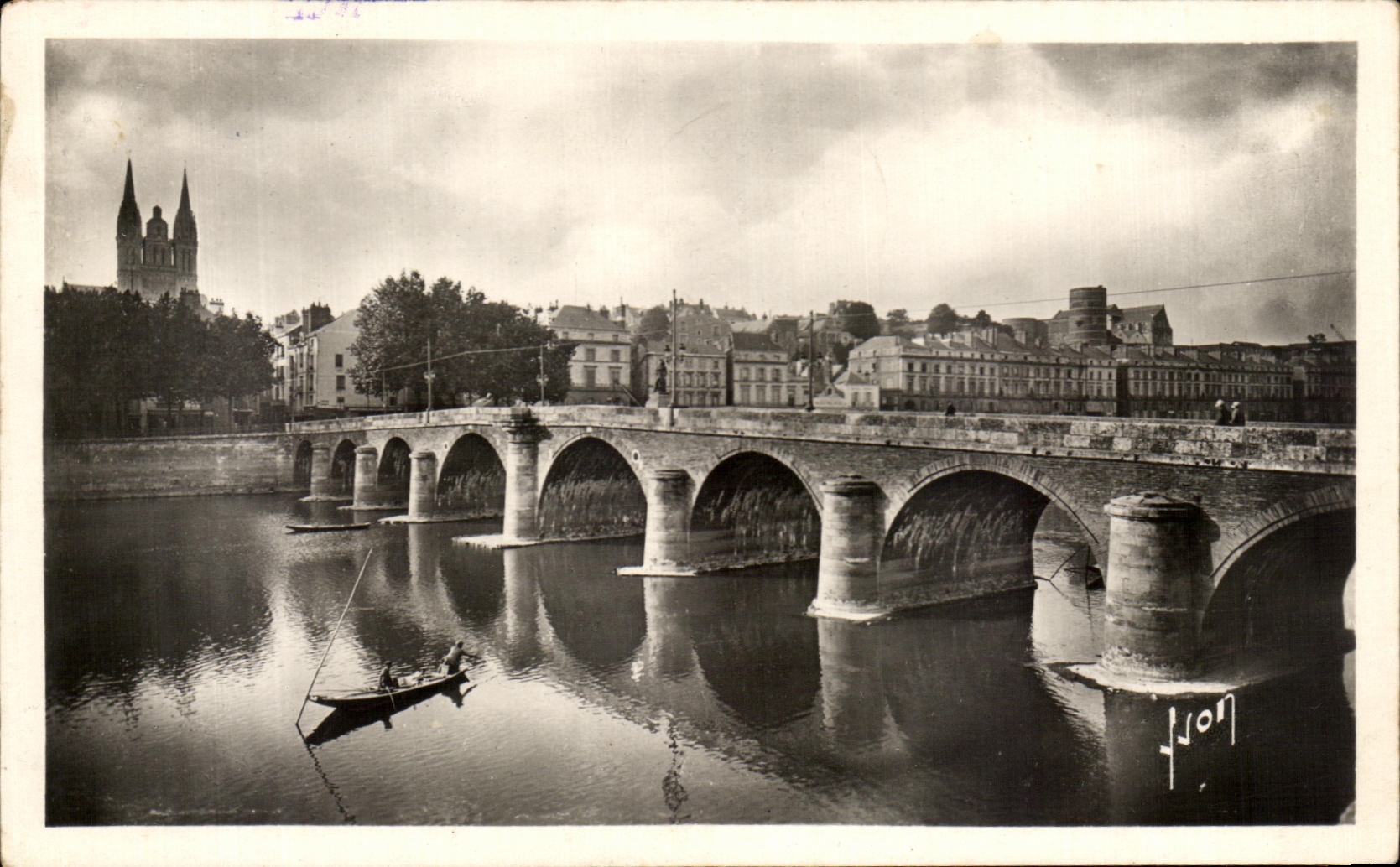 CPA Angers Le pont du centra