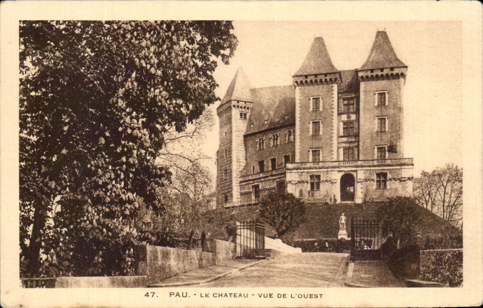 Pau - Das Schloss - Ansicht von Westen — Héliogravure Labouche Frères, n°47
