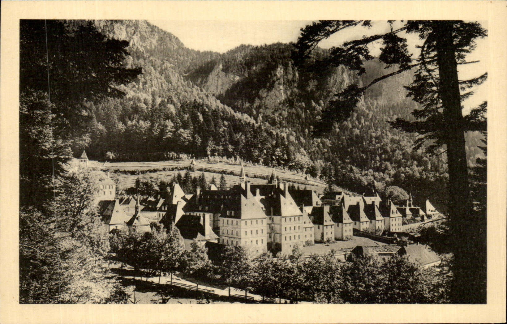 Monasterio de la Grande Chartreuse — Vista general — Edición de Monumentos Históricos, París, VIII