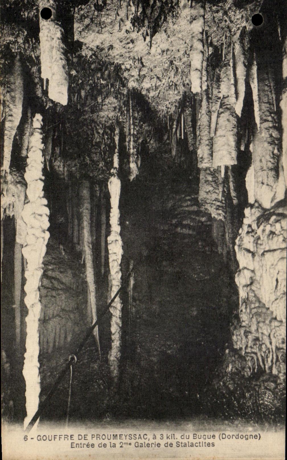 Gouffre de Proumeyssac — Entrée de la 2ème galerie de stalactites — à 3 km du Bugey (Dordogne)