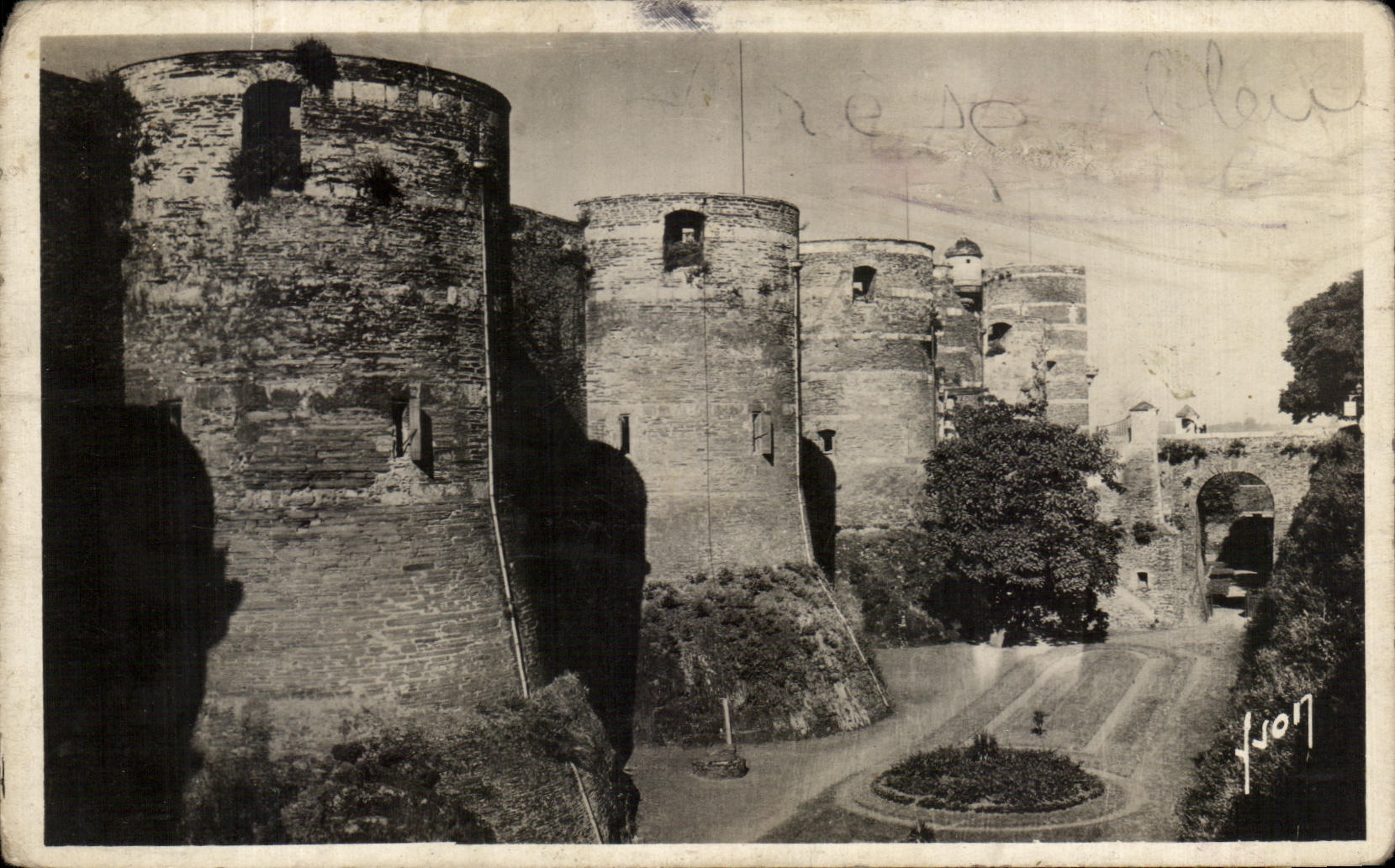 Château d'Angers — vue des tours rondes — Éditions d'Art Lus, Paris