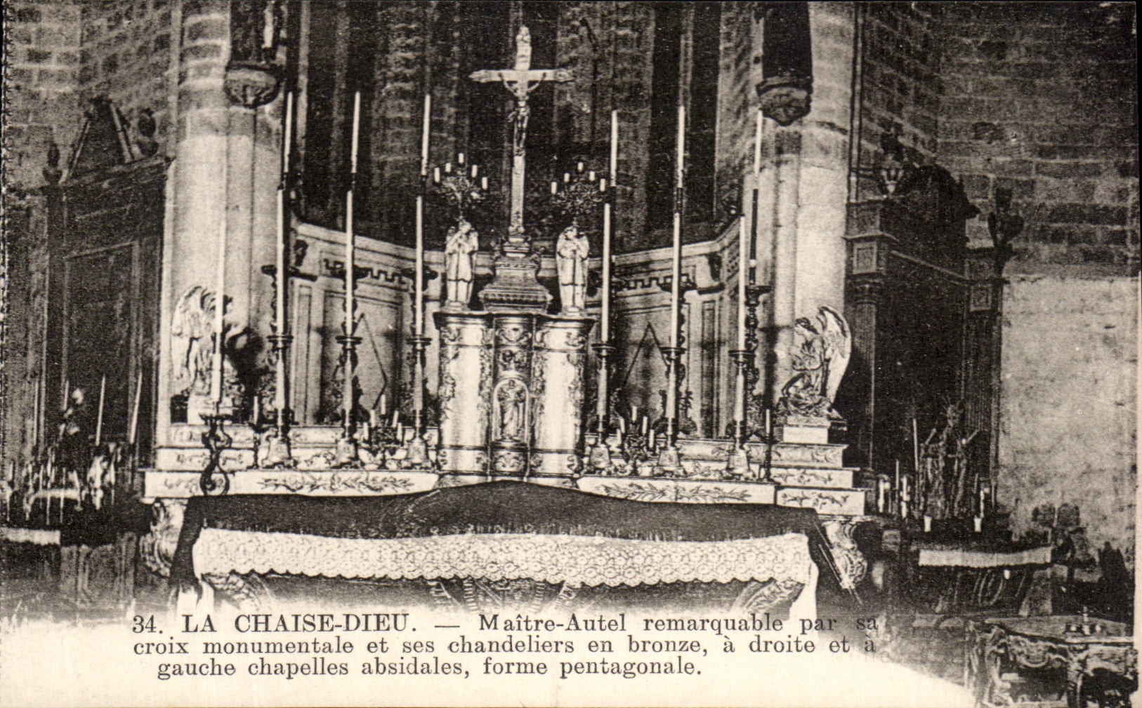 La Chaise-Dieu — Maître-autel remarquable par sa croix monumentale et ses chandeliers en bronze, à droite et à gauche chapelles absidales, forme pentagonale