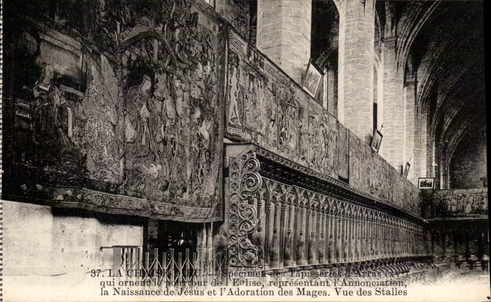 La Chaise d'IX — spécimen des tapisseries d'Arras (XVe) ornant le pourtour de l'église, représentant l'Annonciation, la Naissance de Jésus et l'Adoration des Mages. Vue des stalles