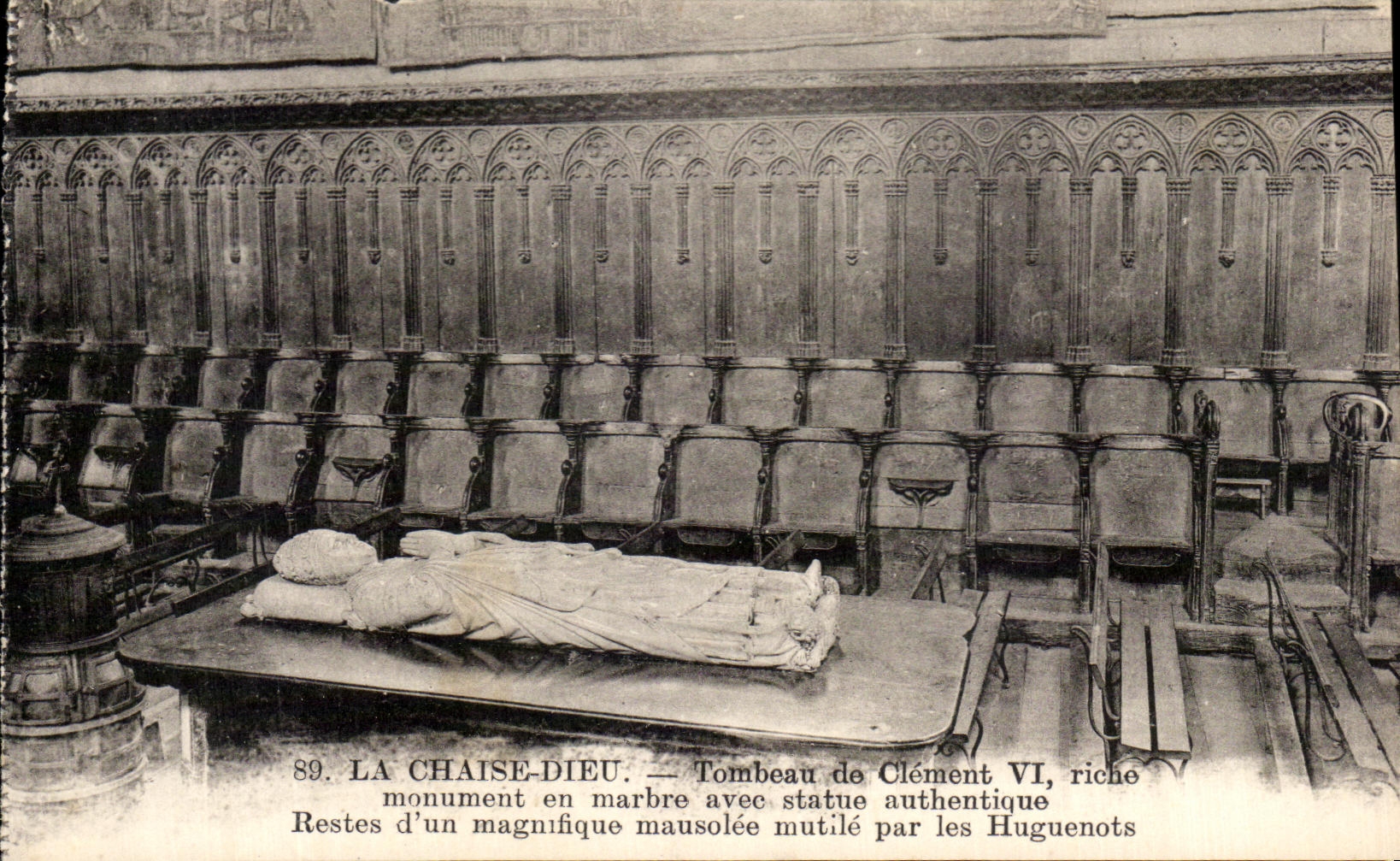 La Chaise-Dieu — Tombeau de Clément VI, monument en marbre avec statue authentique mutilé par les Huguenots