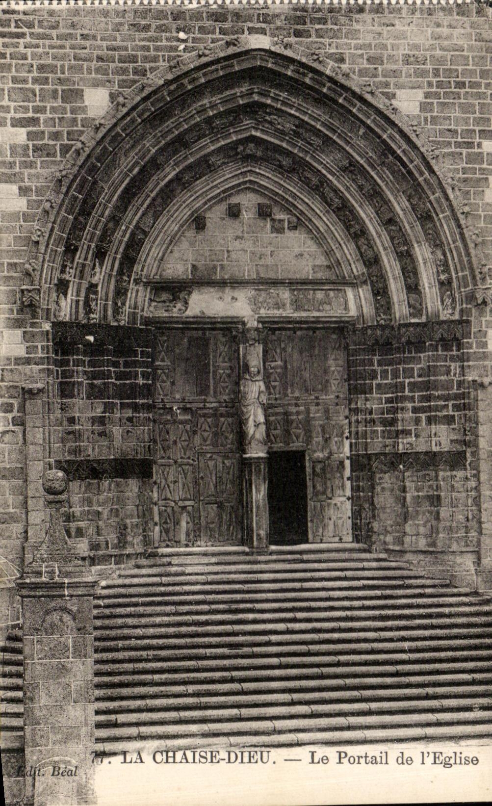 La Chaise-Dieu — Le Portail de l'Église — Éditeur Béal, n°7
