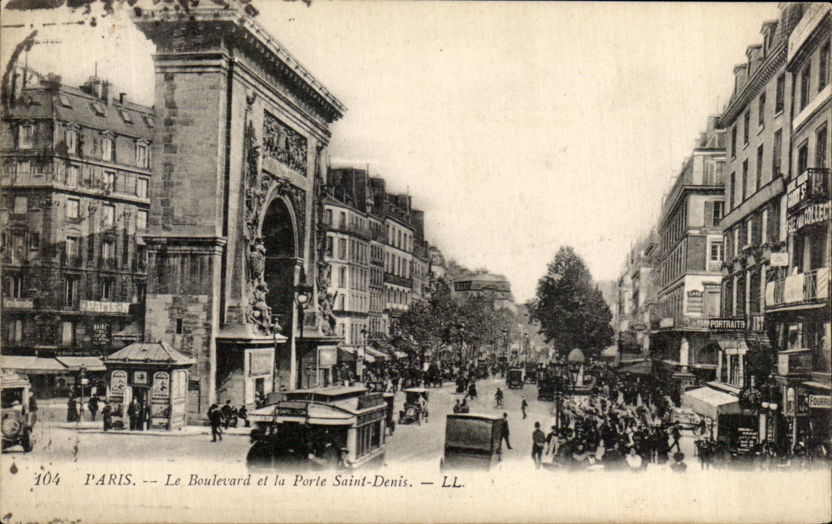 CPA Paris Le Boulevard et la Porte Saint Denis
