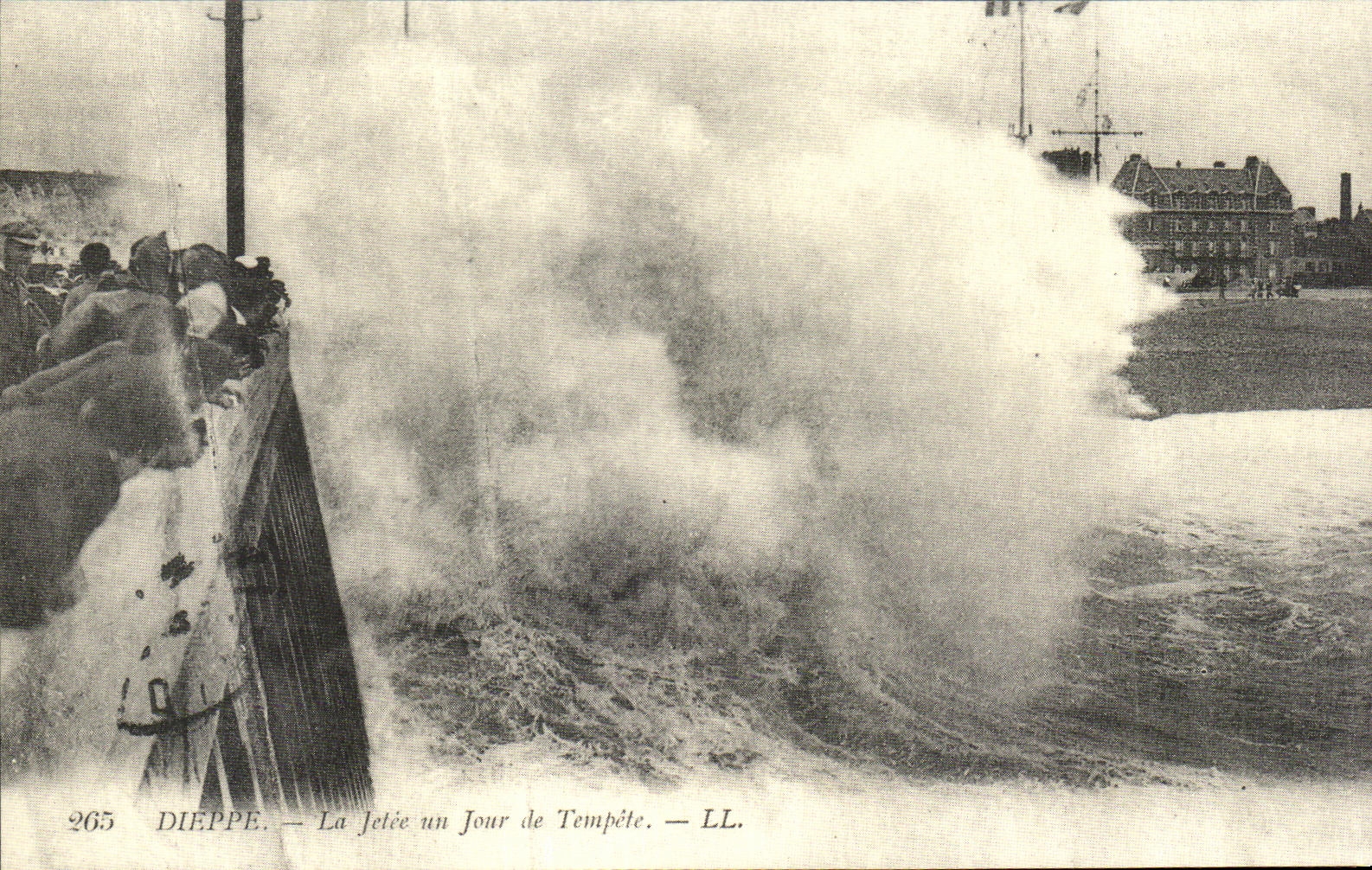 REPRO Dieppe La Jetee un Jour de Tempete