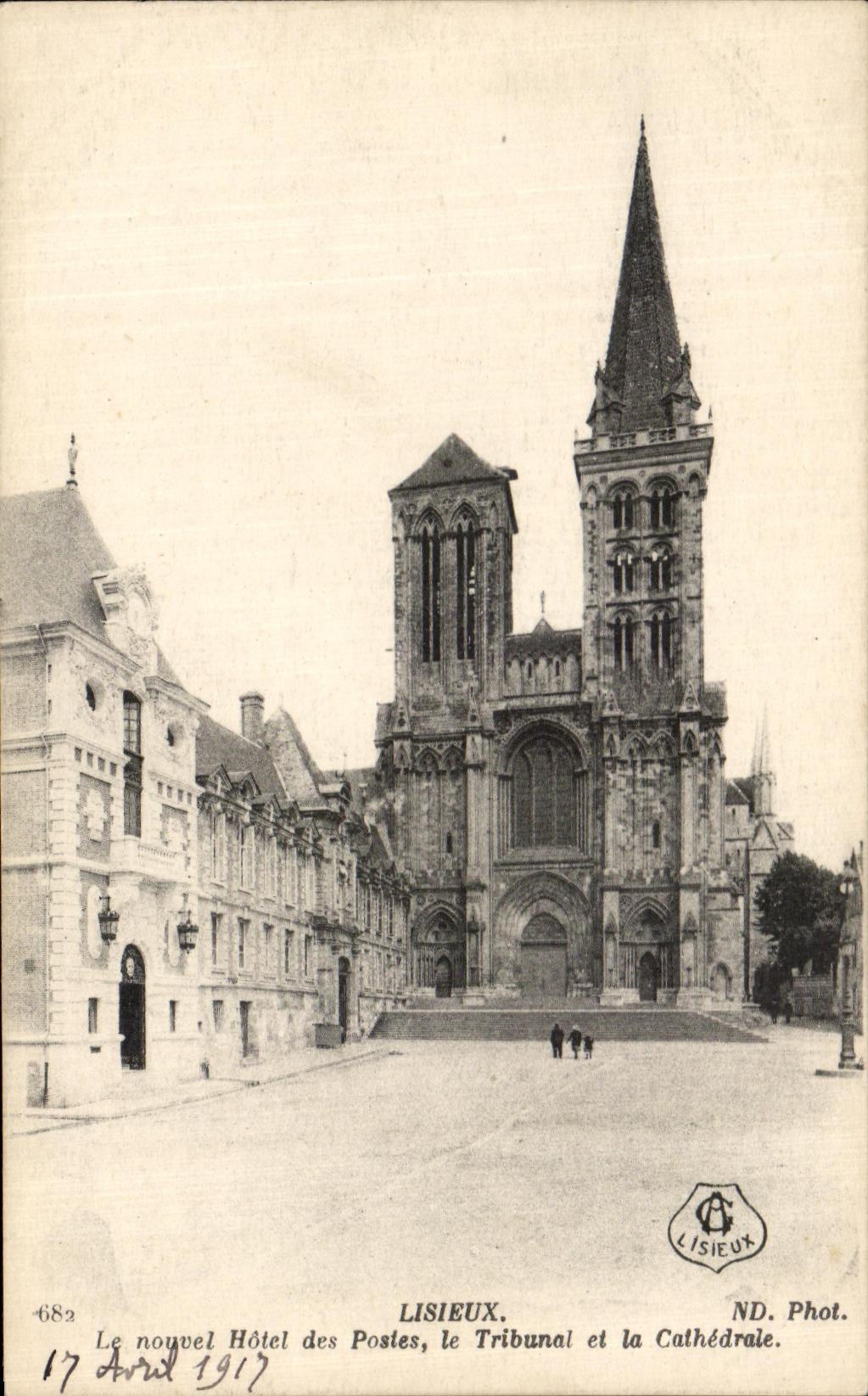 Lisieux — Le nouvel Hôtel des Postes, le Tribunal et la Cathédrale — ND. Phot. LISIEUX, n°682
