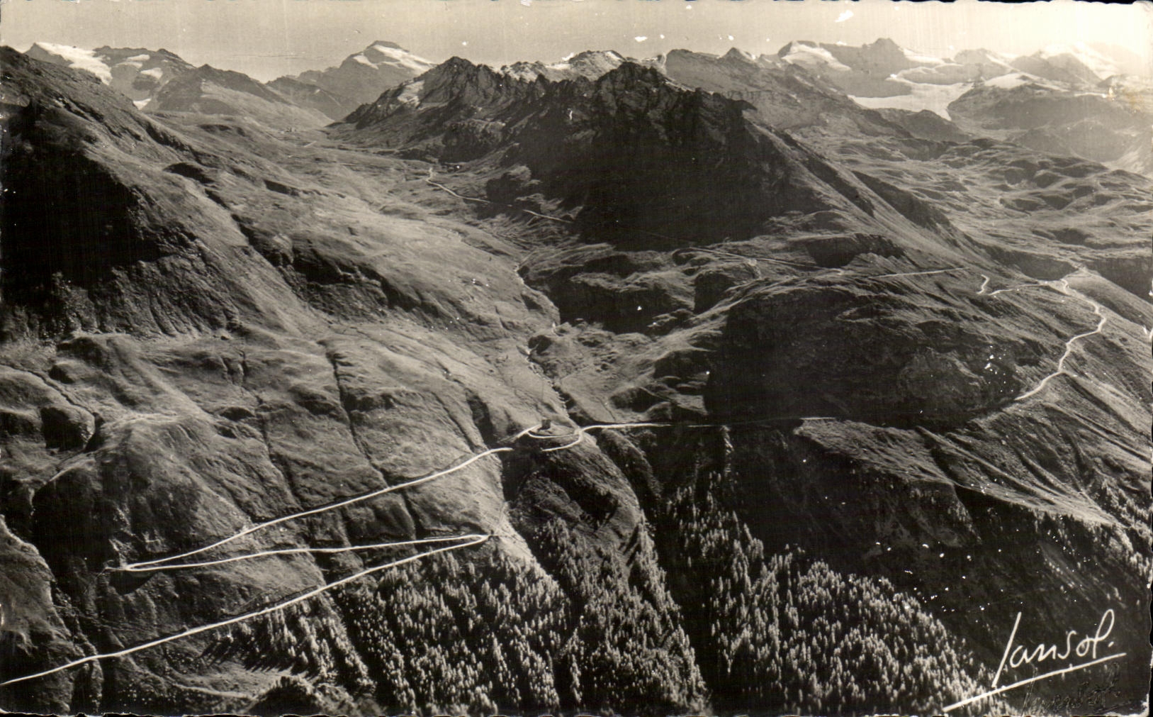 Vue aérienne des lacets du Col de l'Iséran — Édition J. Chalbery, n°33