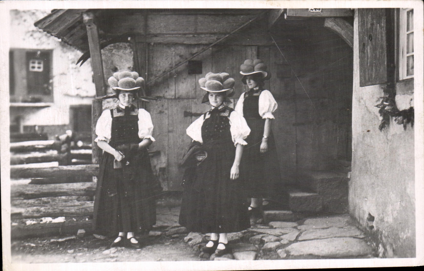 CARTE PHOTO Femme Folklore Costume 