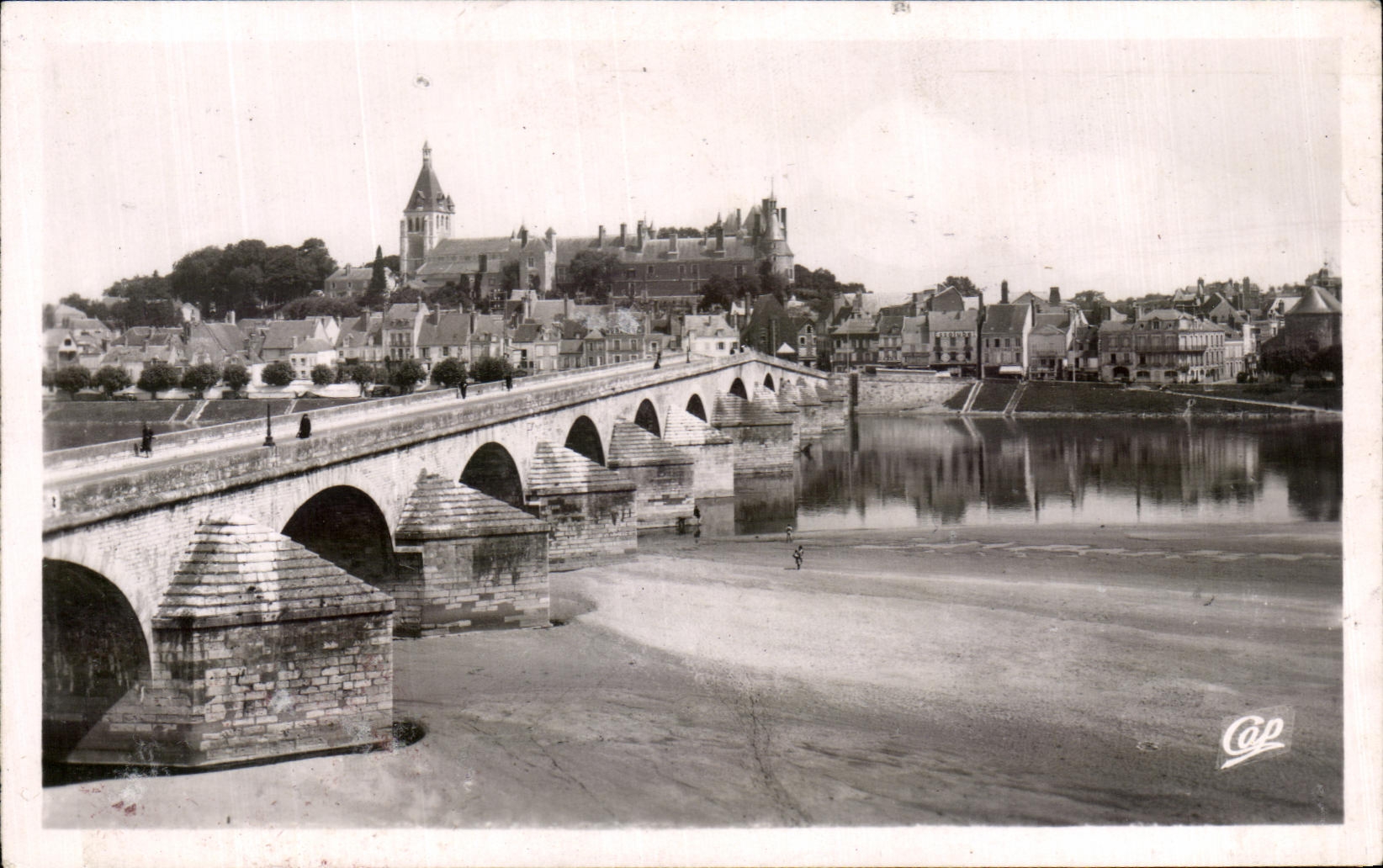 CPA Gien Vue generale vers la rive droite de la Loire et le Grand Pont