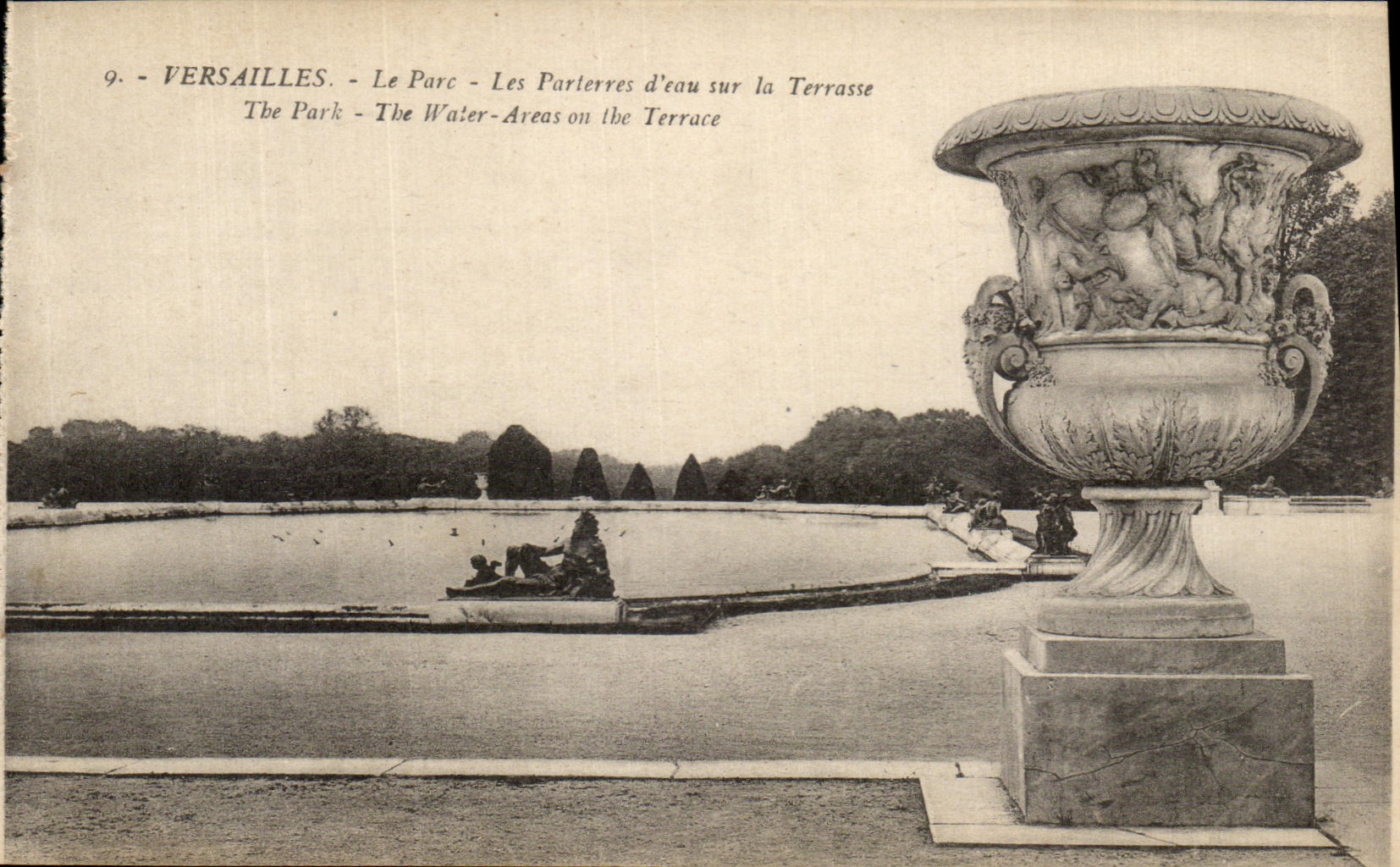 CPA Versailles Le Parc Les Parterres d'eau sur la Terrasse 