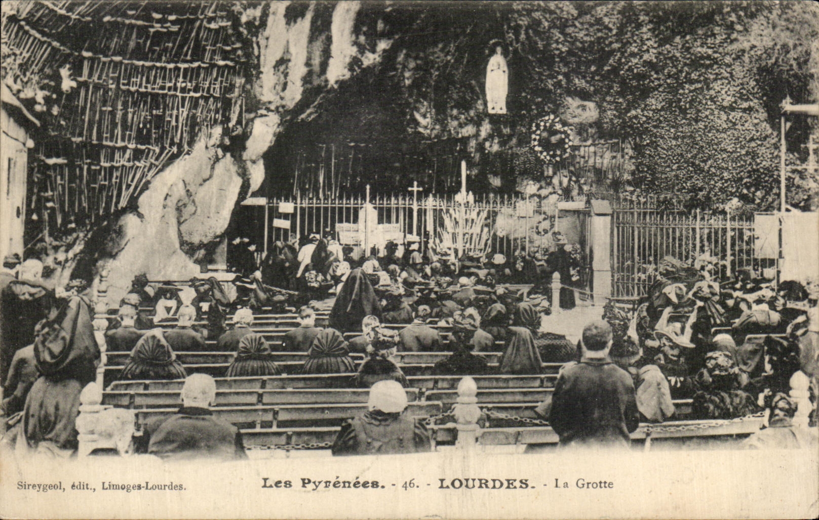 CPA Les pyrenees Lourdes La grotte 