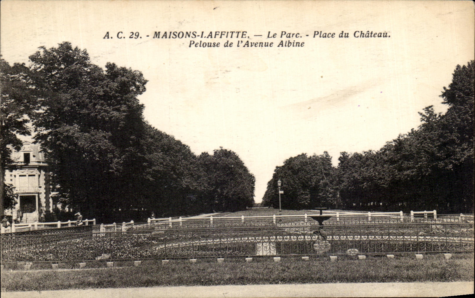 MAISONS-LAFFITTE — Le Parc - Place du Château. Pelouse de l'Avenue Albine — A.C. 29