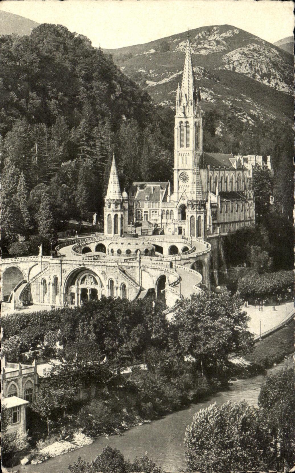 CPA Lourdes la Basilique et le Gave