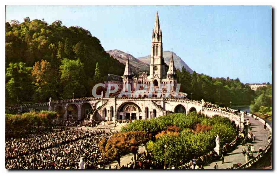 CPA Lourdes La basilique et l'Esplanade