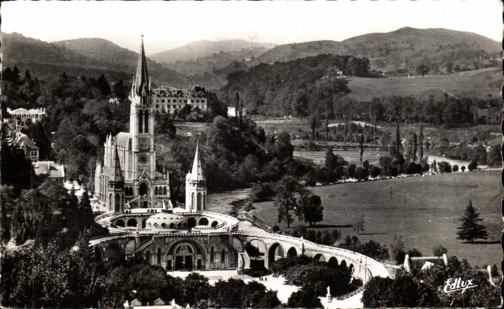 CPA Lourdes La basilique Vue Du Chateau Fort 