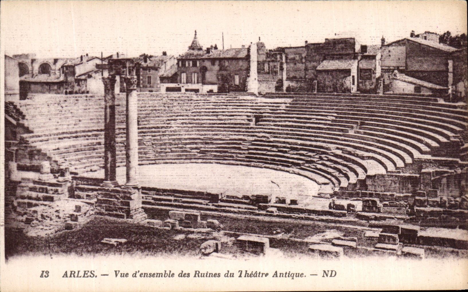 CPA Arles Vue d'Ensemble des Ruines du Theatre Antique