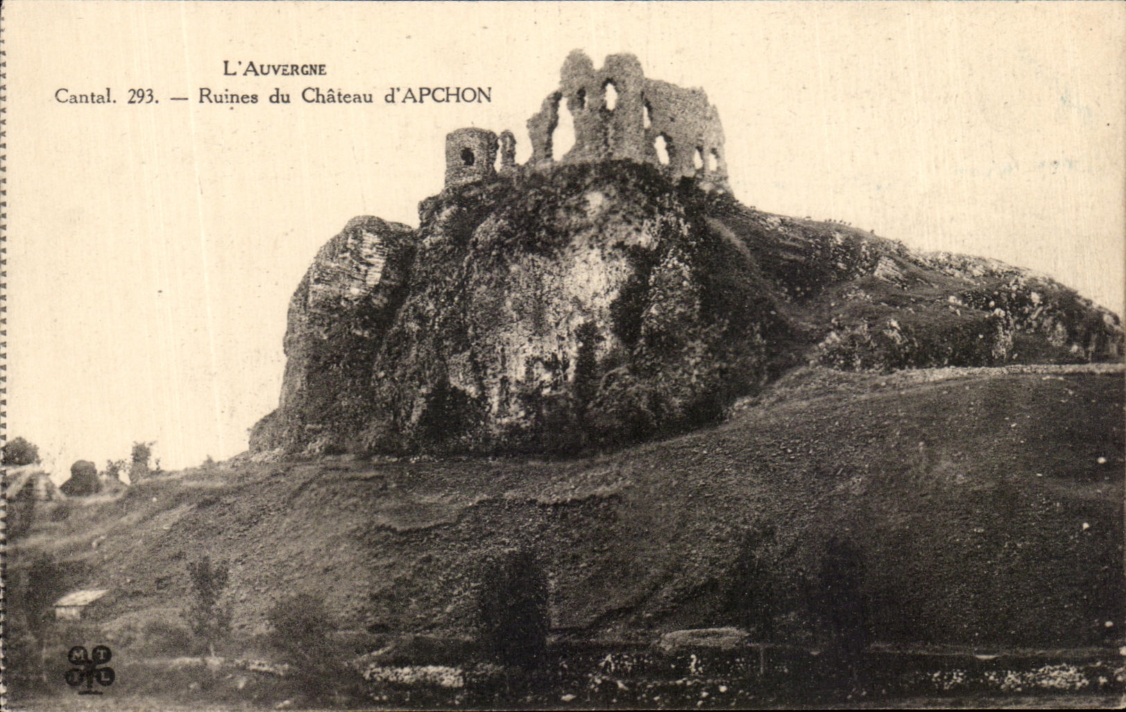 CPA L'Auvergne Cantal Ruines du Chateau d'Apchon