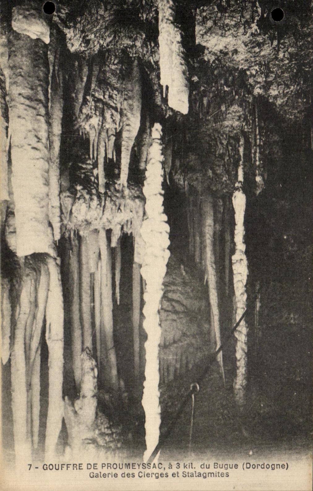 Gouffre de Proumeyssac — Galerie des Cierges et Stalagmites — à 3 kil. du Bugue (Dordogne)