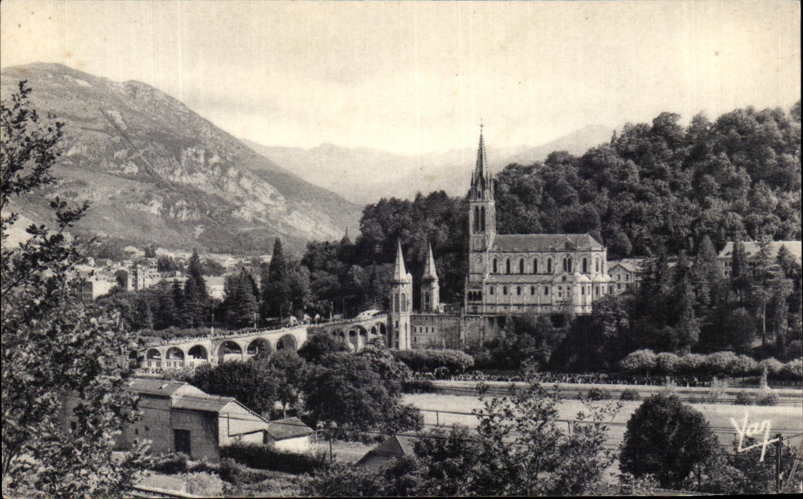 CPA Lourdes La Basilique Et Les Montagnes