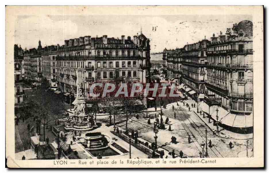 CPA Lyon Rue et Place De La Republique Et La Rue President Carnot