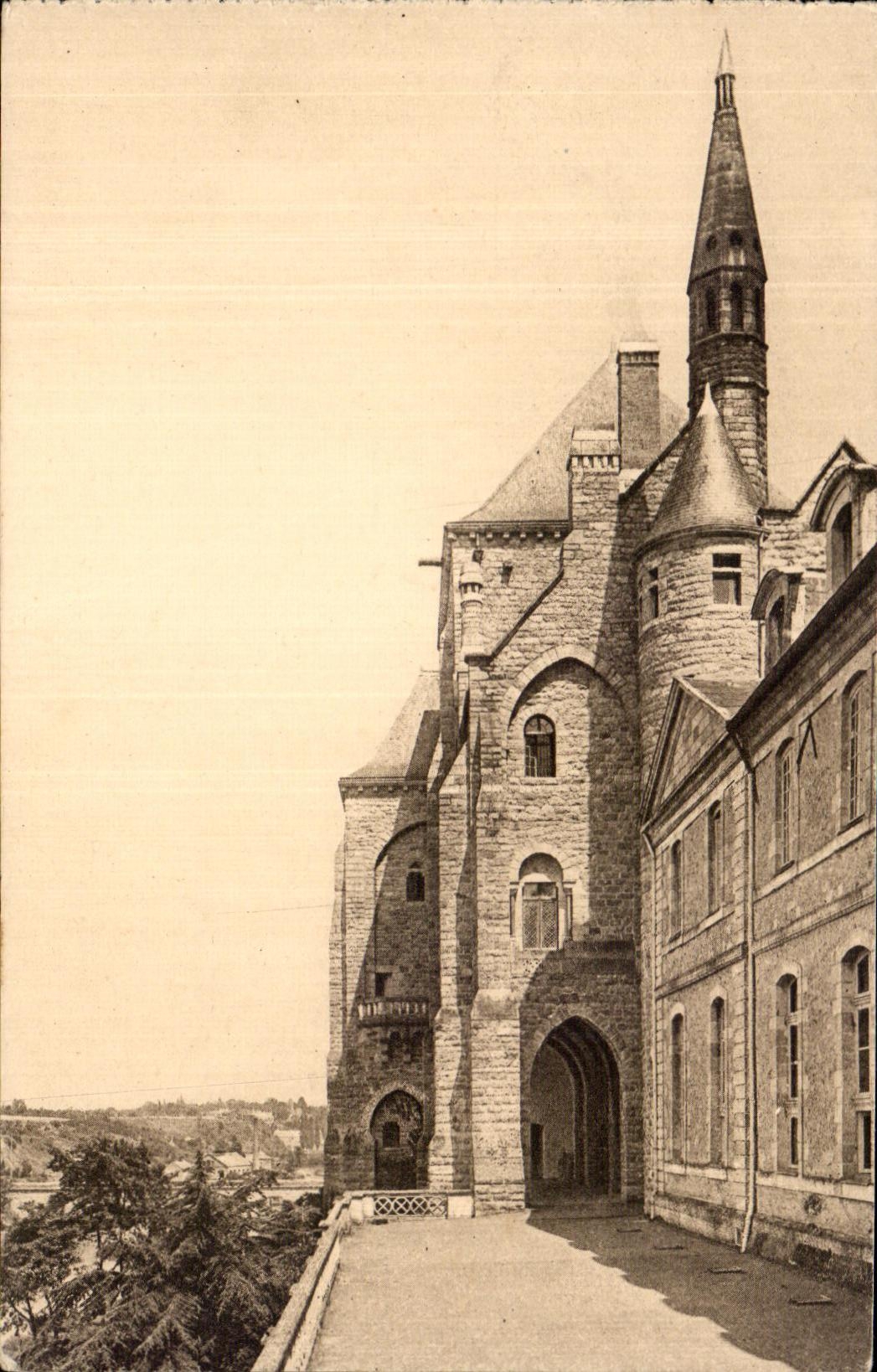 CPA La terrasse de l'abbaye St Pierre de Solesmes dominant la Sarthe 
