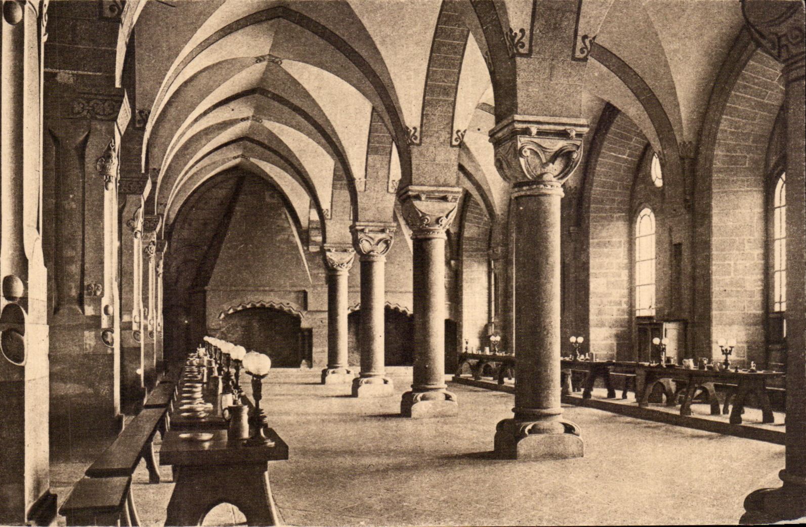 CPA Le refectoire de l'abbaye de St Pierre de Solesmes