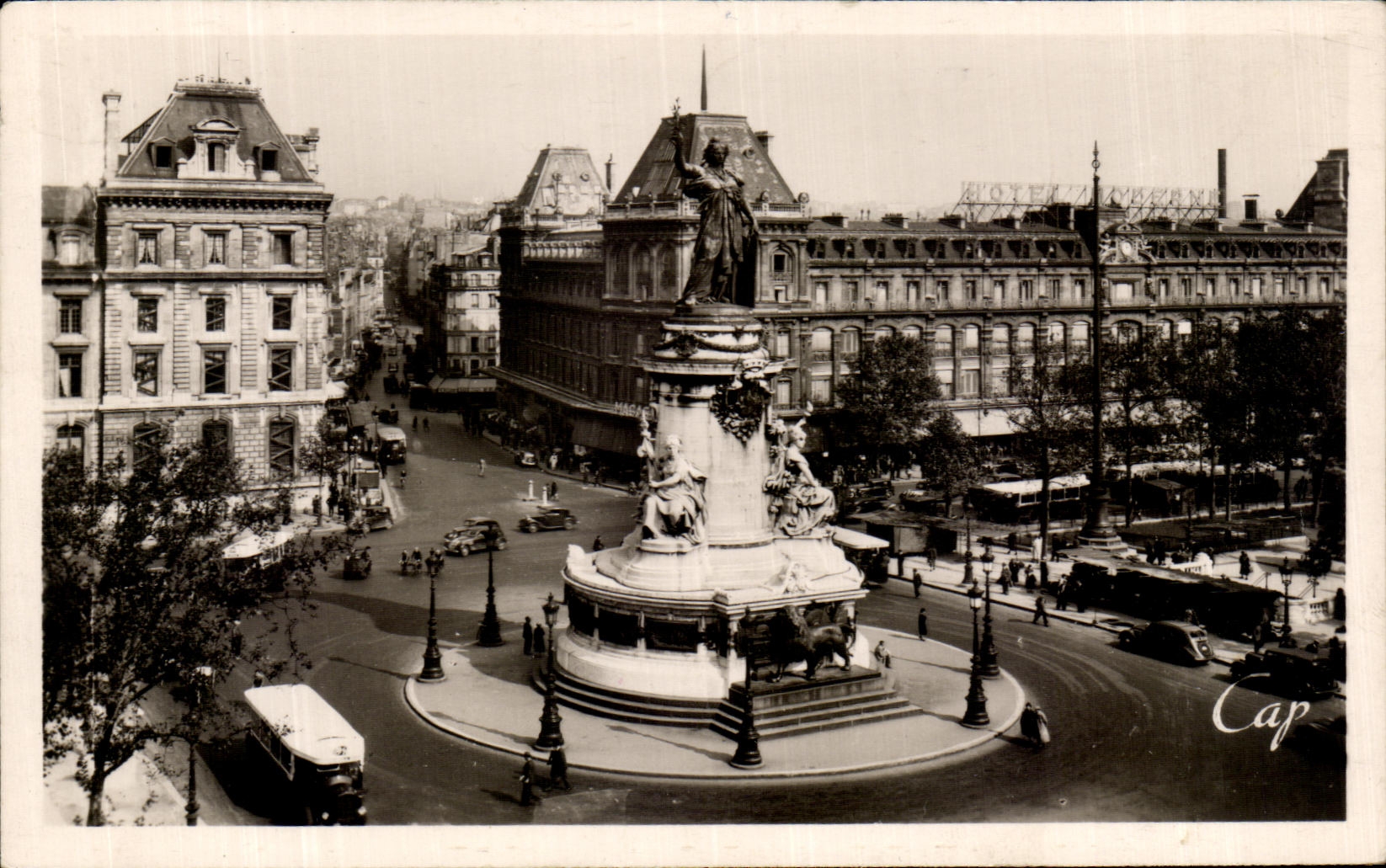 CPA Paris Place de la Requblique