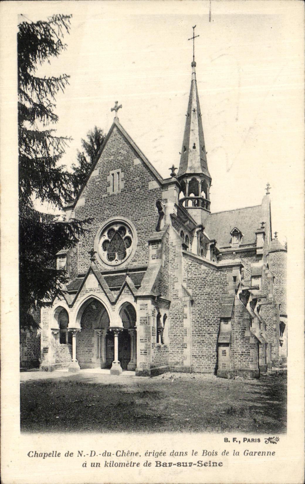 Chapelle Notre-Dame-du-Chêne — errichtet im Bois de la Garenne einen Kilometer von Bar-sur-Seine entfernt — B. F., PARIS