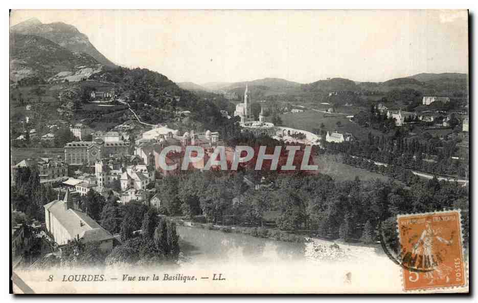 CPA Lourdes vue sur la Basilique 