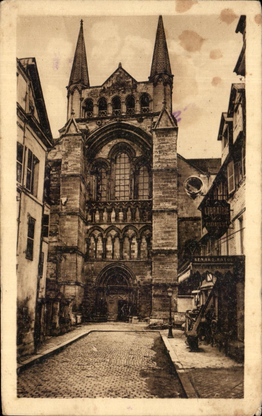 CPA Lisieux La Rue de Paradis Portail de la Cathedrale Saint Pierre