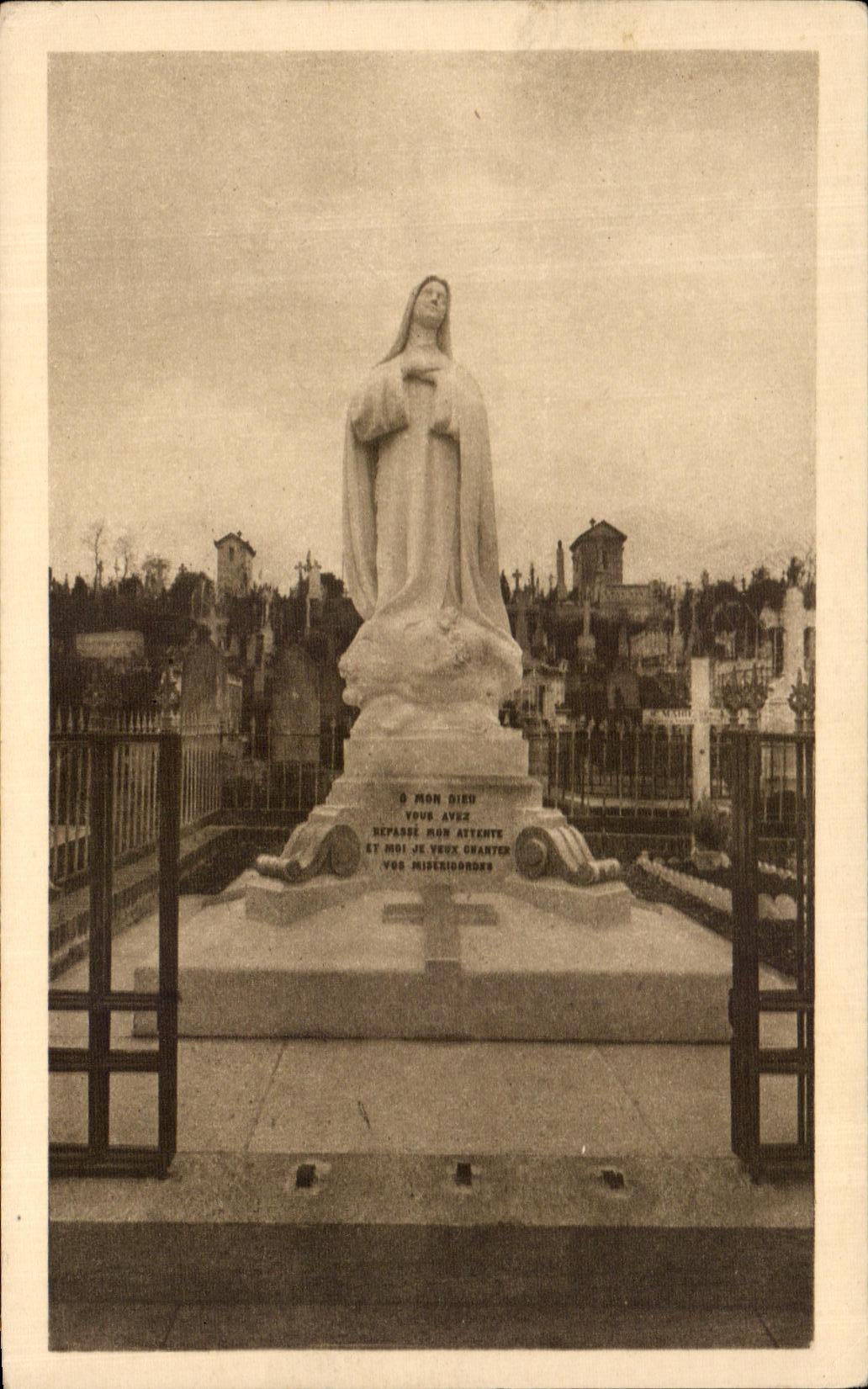 CPA Monument eleve au Cimetiere des Carmelites de Lisieux a l'emplacement de la derniere tombe de Sainte Therese Lisieux