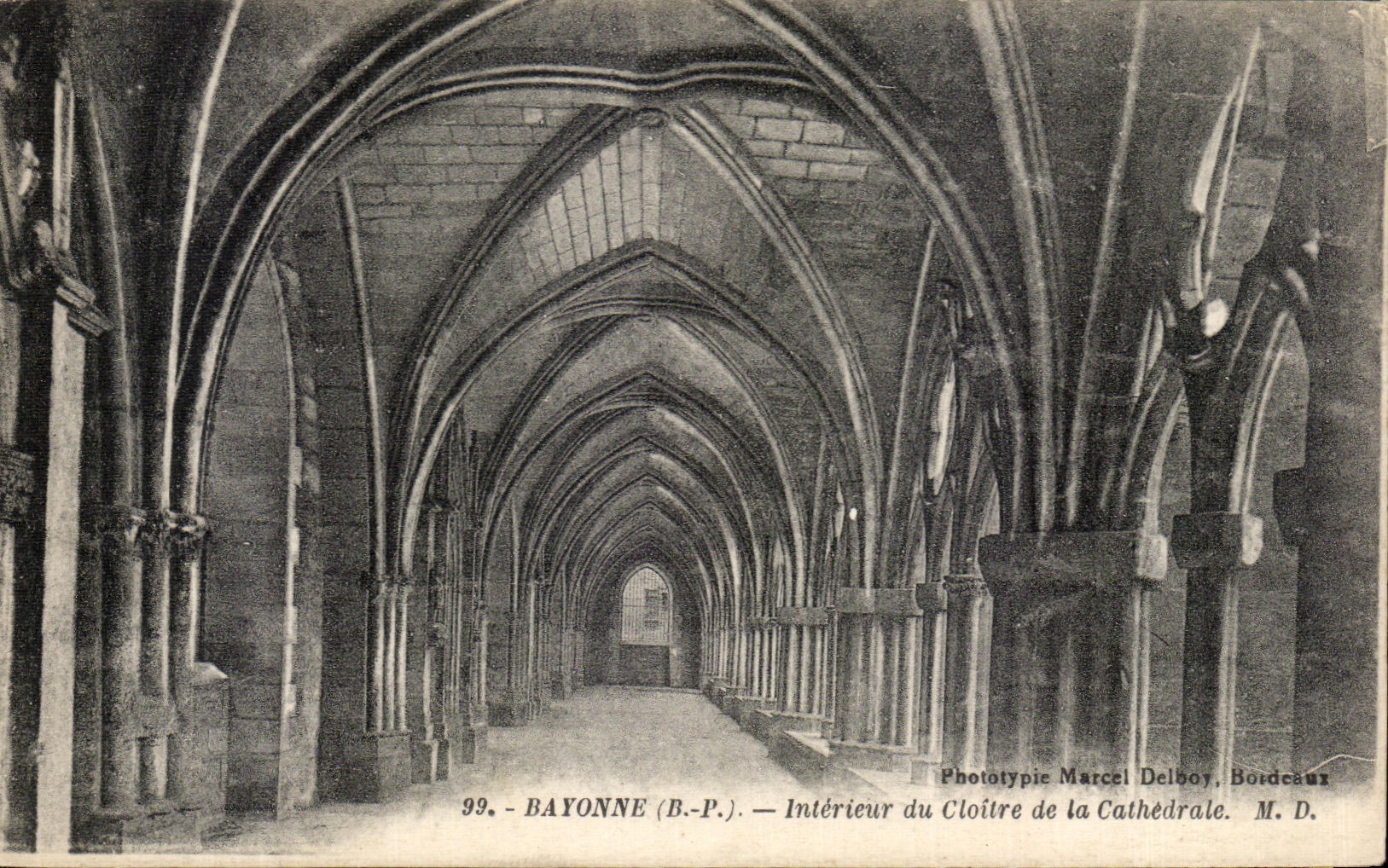CPA Bayonne Interieur du Cloitre de la Cathedrale
