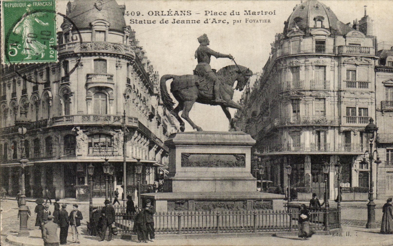 CPA Orleans Place du Martroi Statue de Jeanne d'Arc par Foyatier