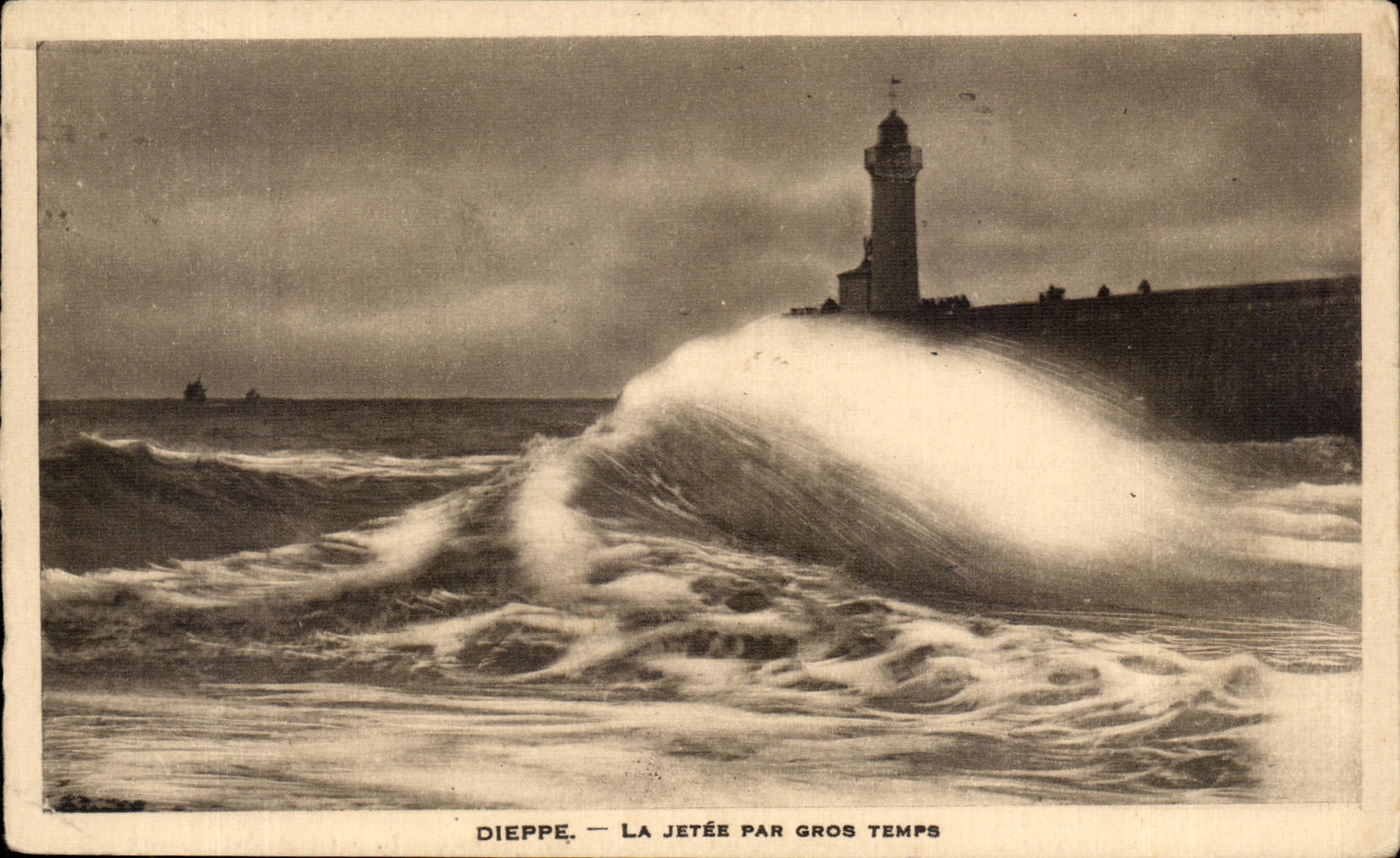 CPA Dieppe La Jetee Par Gros Temps