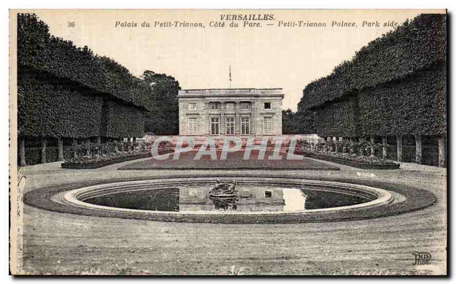 CPA Versailles Palais du Petit Trianon Cote du Parc 