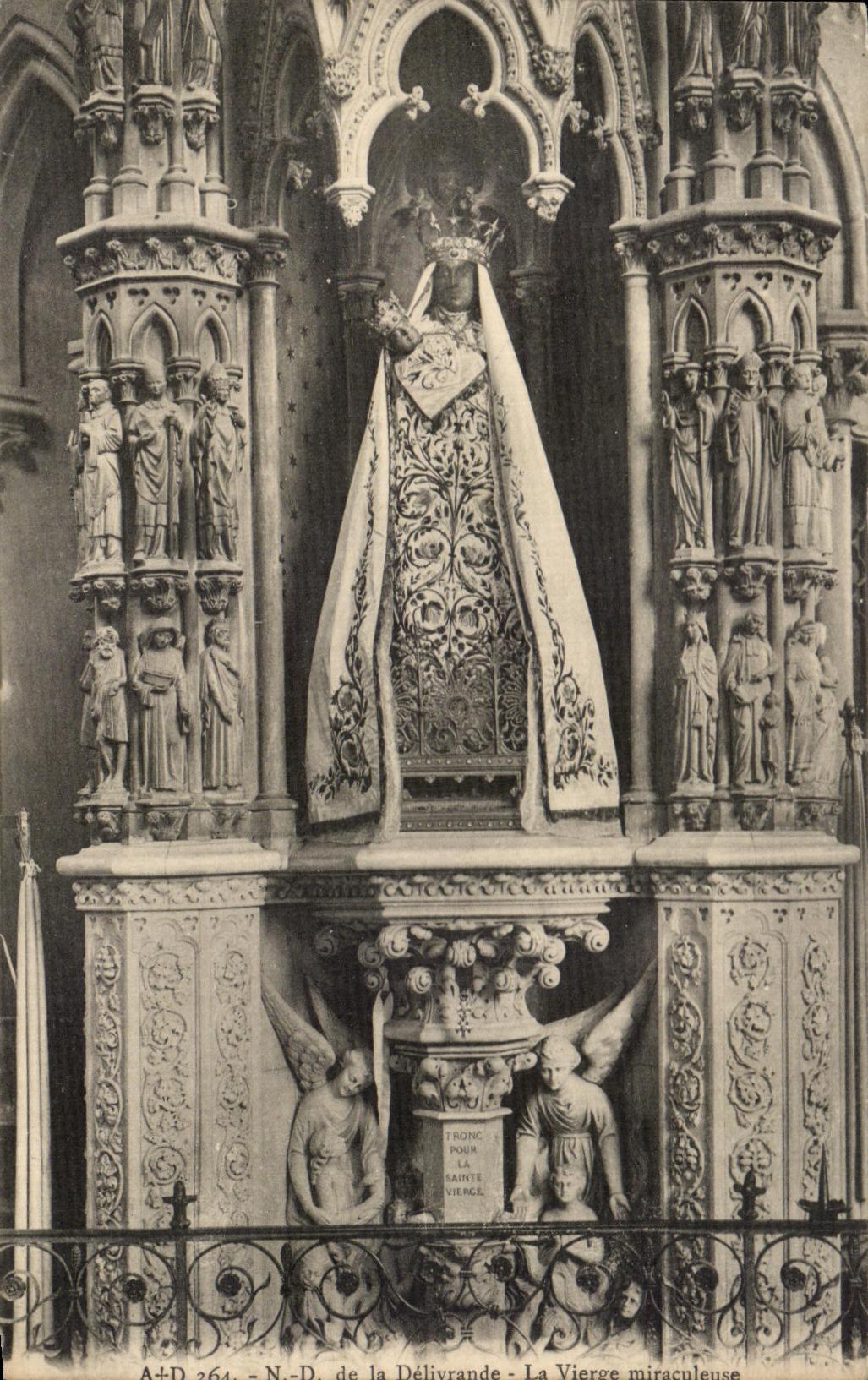 CPA ND De la Delivrande La Vierge Miraculeuse
