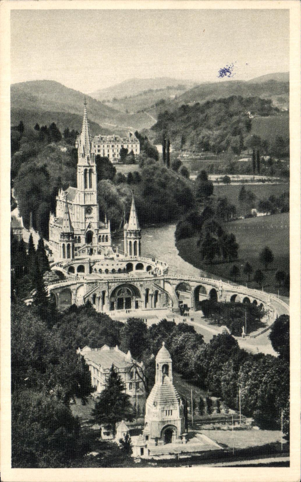 CPA Lourdes La Basilique Et Le Monument Interallie